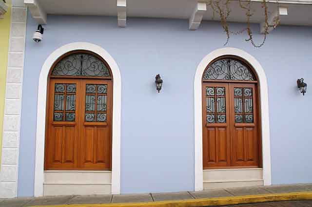 Photo example of color combinations, in this picture a classic looking combination of a light pastel blue color on the walls with white frames and wooden doors