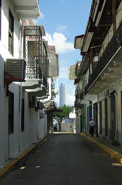 Old and new constructions contrast in Panama City