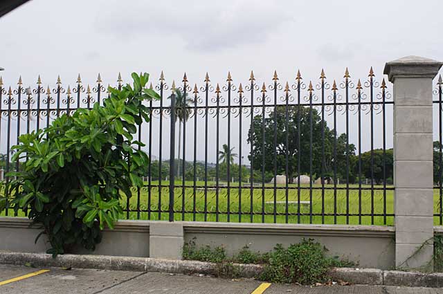 Photo Example of a luxurious fence around a city property