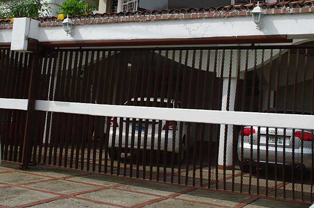Photo example of a security gate on a city douplex