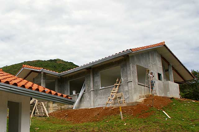 Example image of a traditional country house under construction in the mountains of Altos del Maria, Panama.