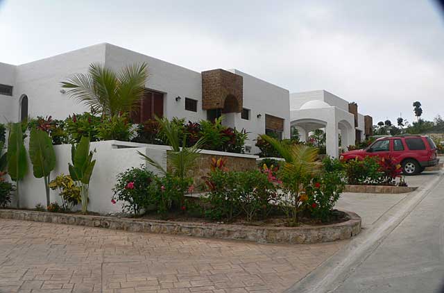 Photo example of a modern house with elegant lines with some arches and natural stones used in its design