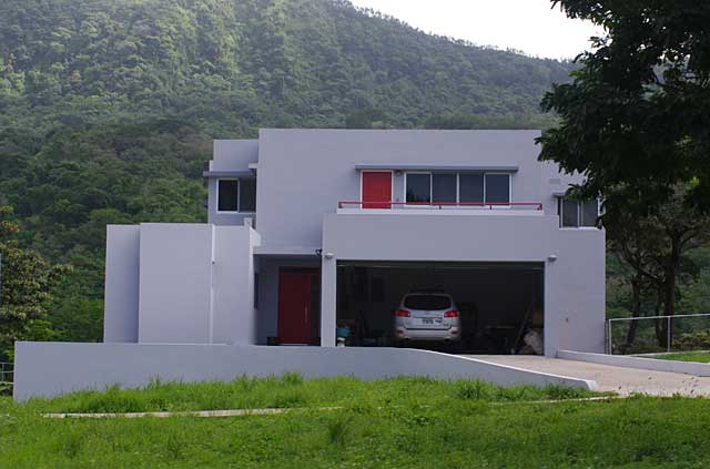 Photo example of a very modern house with integrated garage below a terrace
