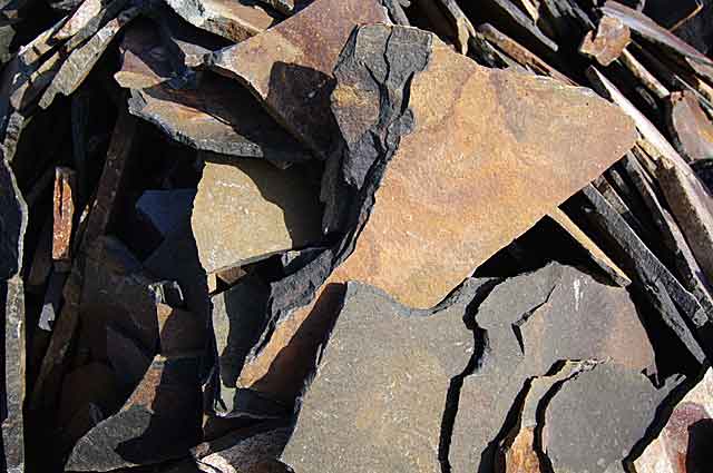 Natural dark stone plates available in a variety of color tones from dark grey to brick red and beige and in a variety of sizes