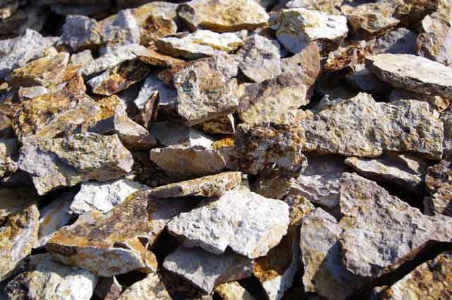 Natural rocks available in a variety of color tones from light beige to brick red and in a variety of sizes.