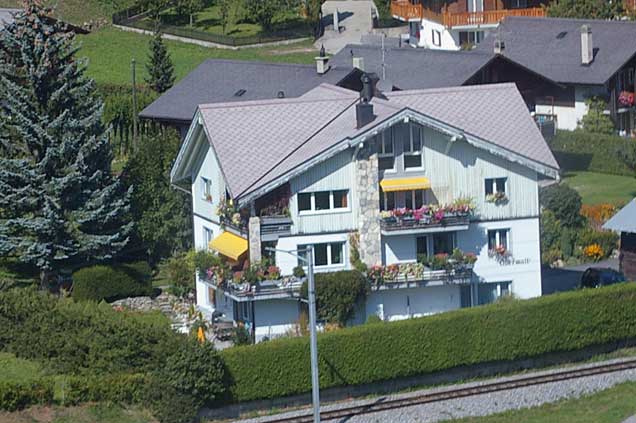 Photo example of a modern 3 story town house in Switzerland, walls painted in a light grey tone