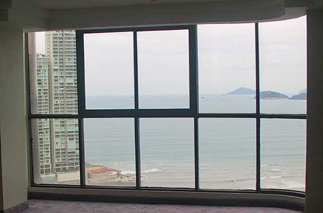 Photo example of a floor to ceiling window in a city high rise building on an Ocean front location in Panama City with a fantastic view to the bay