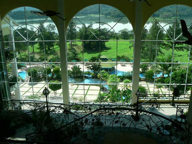 Photo huge windows with a great view to the swimming pool and the Chagres River
